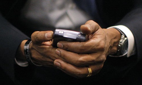 barack obama holds his bl 001 Người khổng lồ BlackBerry đang chìm sâu vào khủng hoảng