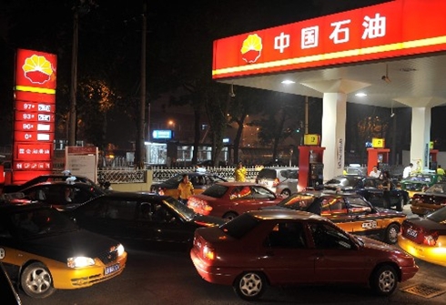 china gas 490 1367510242 500x0 Trung Quốc bất ngờ cho tăng giá xăng lần đầu trong 5 tháng