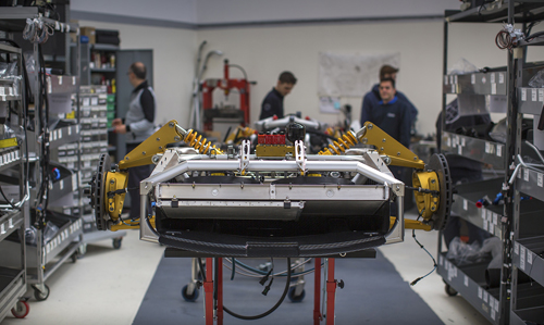 Pagani Production Line 21 6262 1471079123 Ghé thăm nơi ra đời của siêu phẩm Pagani Huayra