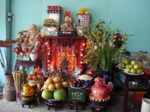 Cách bài trí bàn thờ Thần Tài Ông Địa mang lại TÀI LỘC (Phần 1) ban tho ong dia than tai 3 300x225 Cách bài trí bàn thờ Thần Tài Ông Địa mang lại TÀI LỘC (Phần 1)