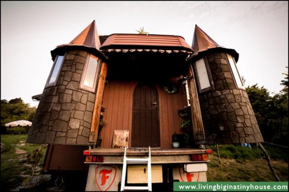 transforming castle truck2 570x380 dad9e Tham quan ngôi nhà di động biến hình độc đáo
