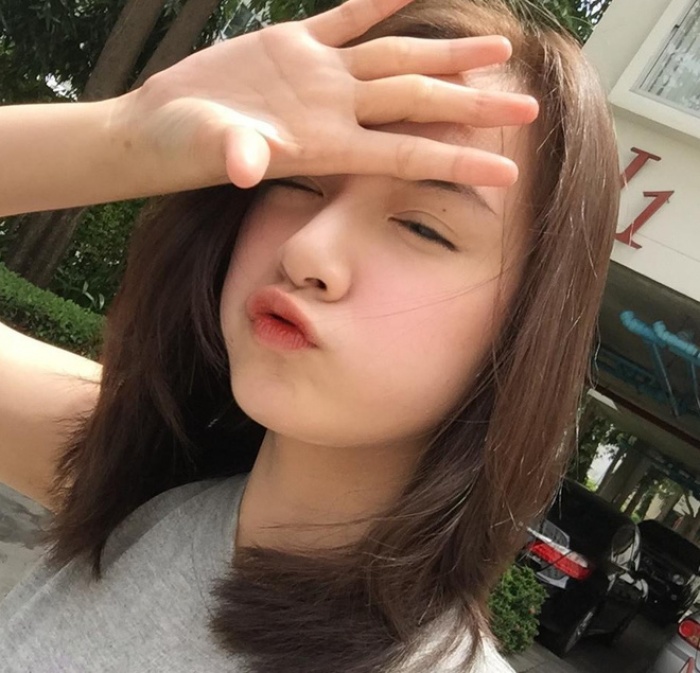 20318466e716186d42ec5a4132df0ce5 Cô bé có tóc mái chuột gặm nổi tiếng Thái Lan ngày nào giờ đã là hot girl cực  kỳ xinh đẹp!