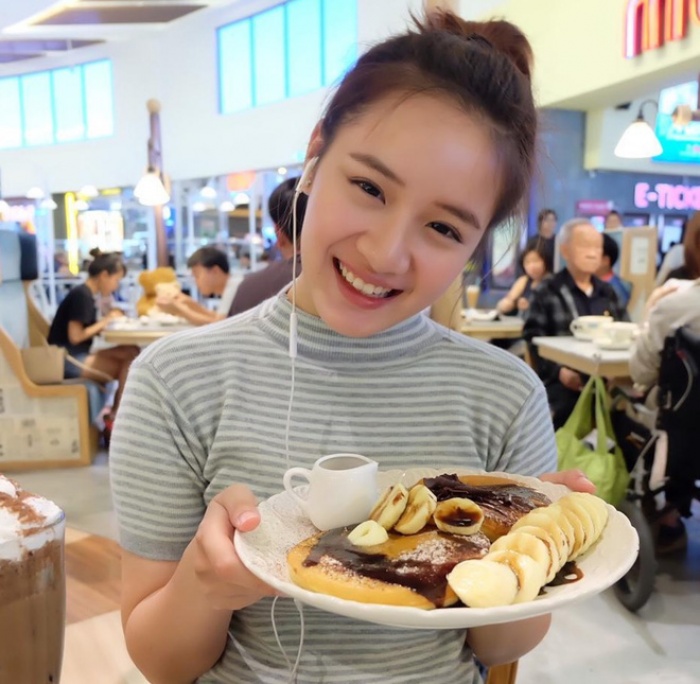 b5a7dfe3c9be59dd425f2b54fab73c8c Cô bé có tóc mái chuột gặm nổi tiếng Thái Lan ngày nào giờ đã là hot girl cực  kỳ xinh đẹp!